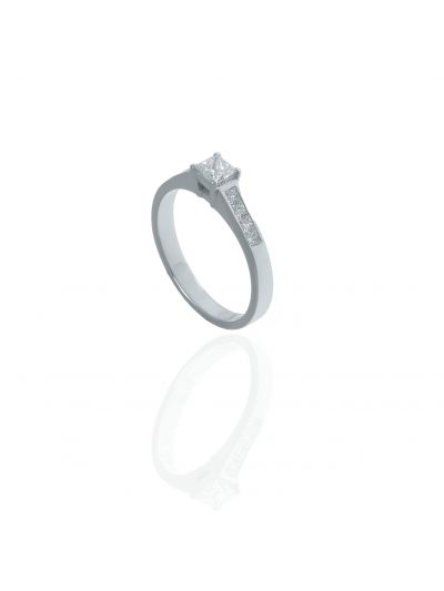 Δαχτυλίδι Μονόπετρο 18Κ με διαμάντια Princess cut 01.02.451